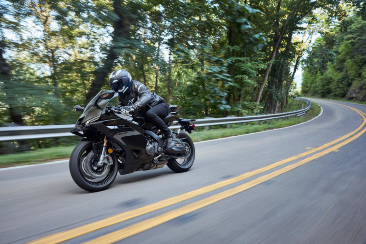 c'est la dernière idée complètement folle de yamaha un échappement avec “mini réacteur” intégré qui détourne les gaz pour empêcher les wheeling et recoller la roue avant au sol