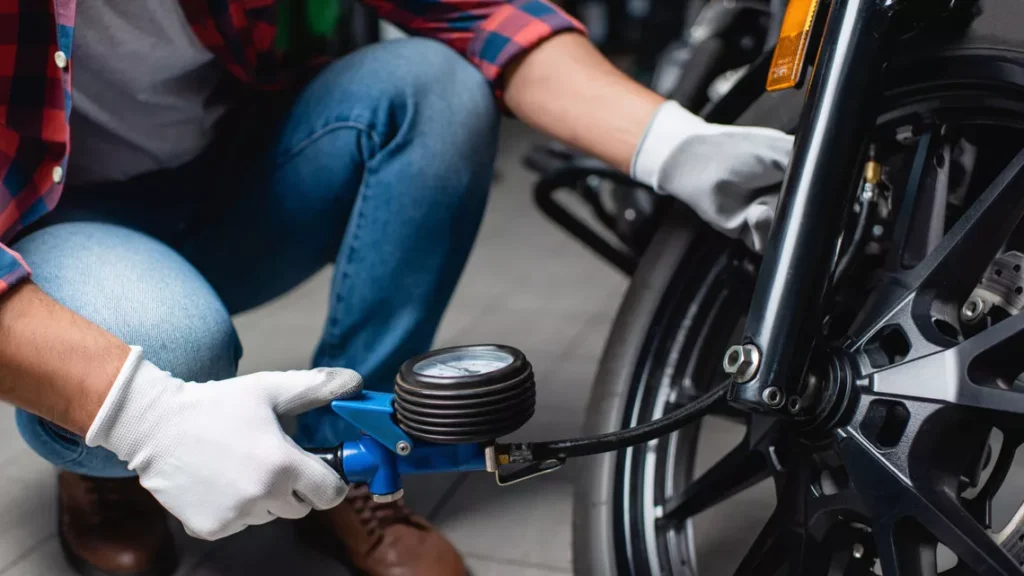 cet hiver, ce réflexe que tout le monde a avec sa moto dans le garage peut détruire le moteur ce que révèle la fumée blanche à l’échappement 2