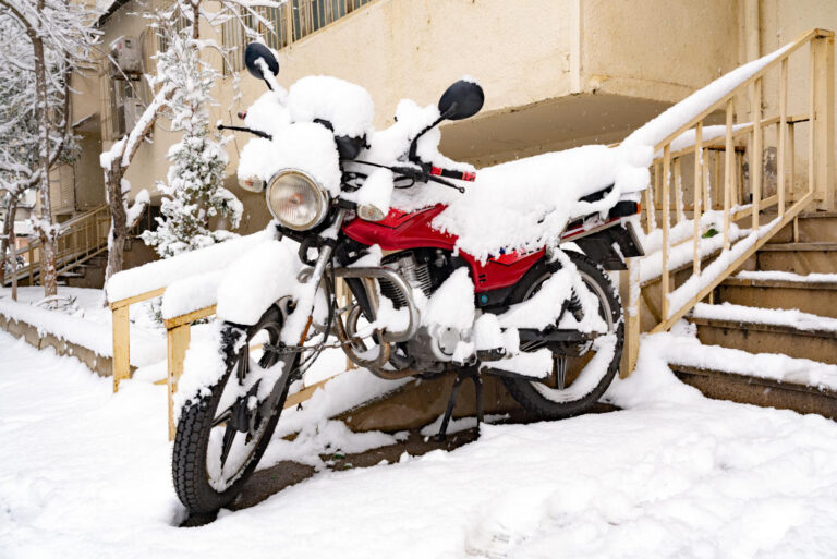 cet hiver, ce réflexe que tout le monde a avec sa moto dans le garage peut détruire le moteur ce que révèle la fumée blanche à l’échappement