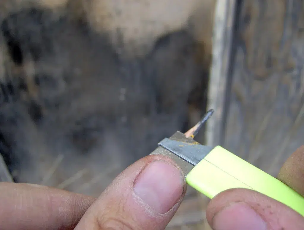 cette astuce japonaise à quelques centimes, avec un simple crayon, permet de redonner une seconde jeunesse à la clé de moto 1