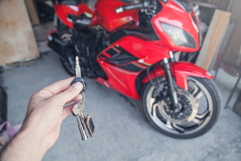 cette astuce japonaise à quelques centimes, avec un simple crayon, permet de redonner une seconde jeunesse à la clé de moto