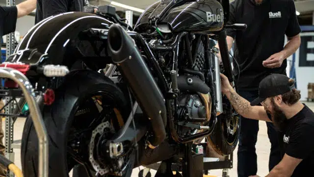 cette buell de 175 ch arrive enfin dans la rue la super cruiser, un v twin de 1 190 cm³ à près de 24 000 € qui veut bousculer les customs américains 5