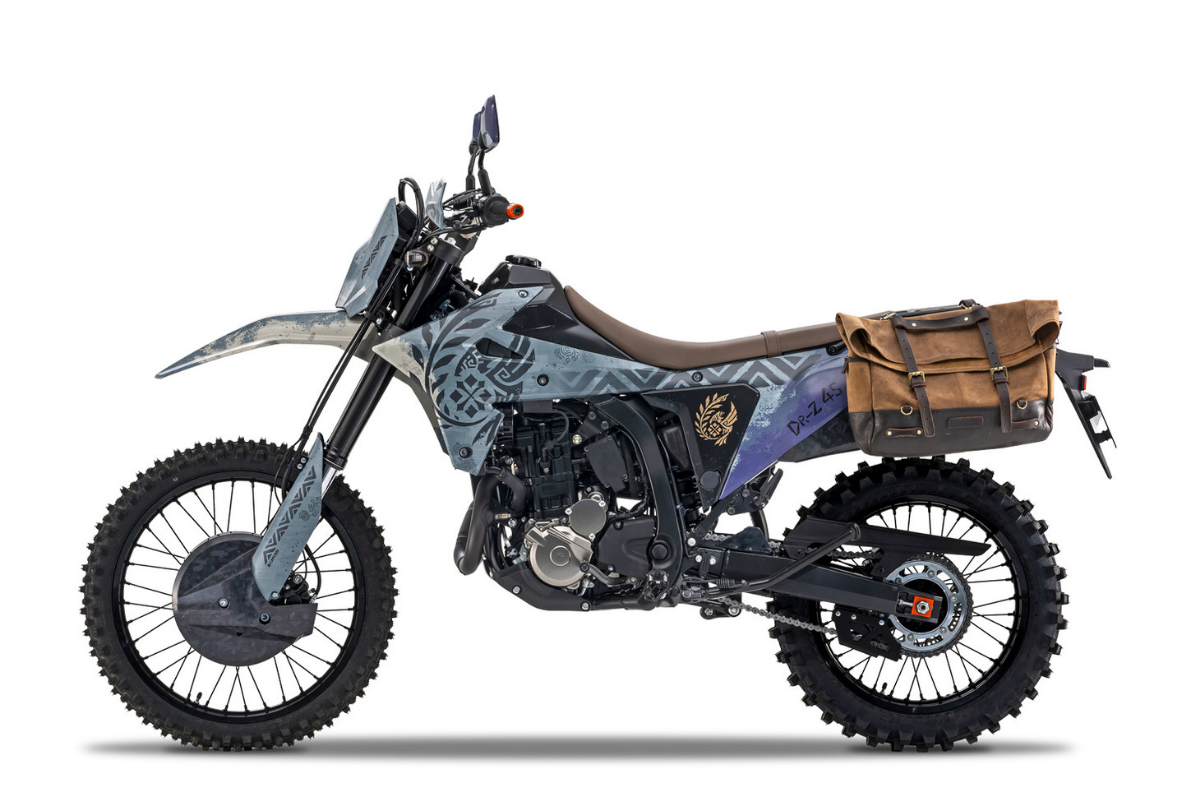cette dr z4s monster hunter prouve qu’une moto peut être à la fois machine d’aventure et objet culte pour fans de jeux vidéo