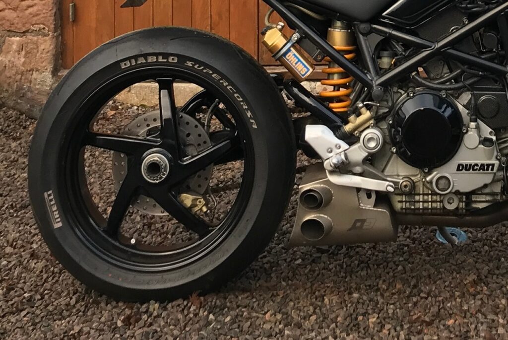 cette ducati personnalisée prouve qu’avec quelques modifications bien pensées, on sublime une légende 11
