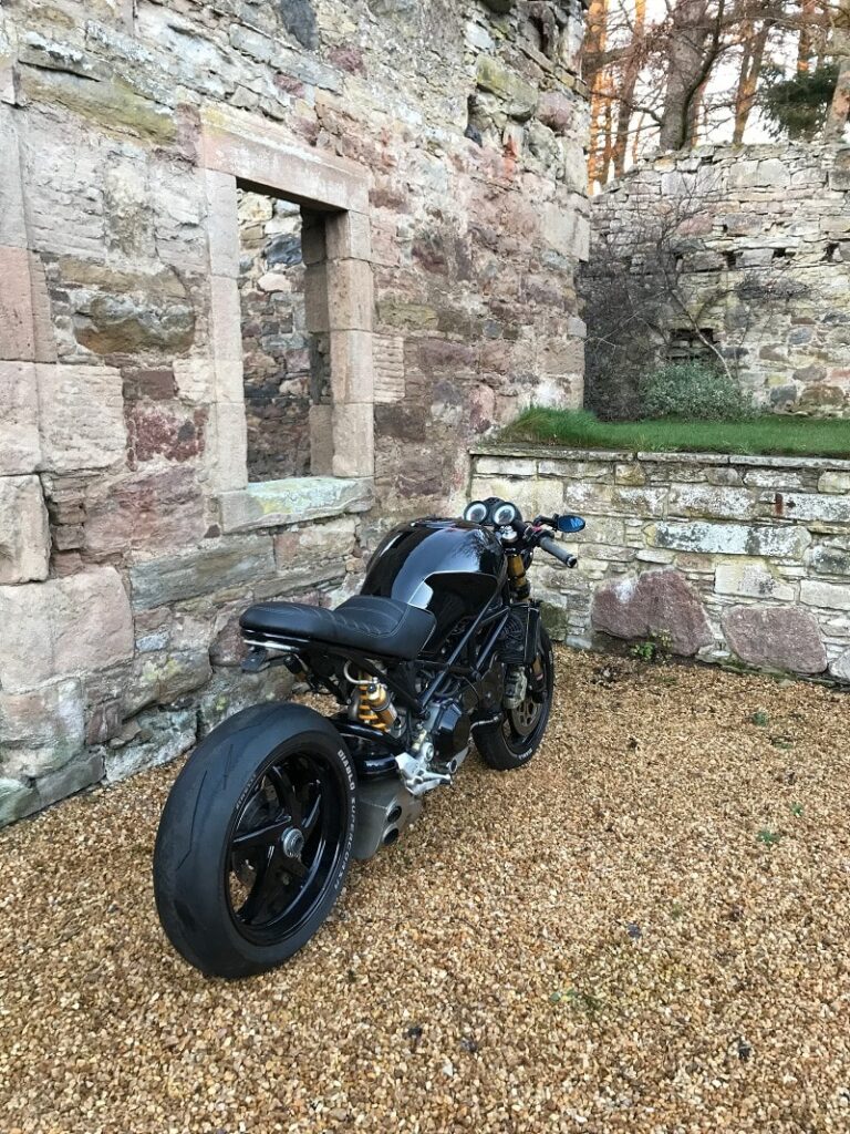 cette ducati personnalisée prouve qu’avec quelques modifications bien pensées, on sublime une légende 4