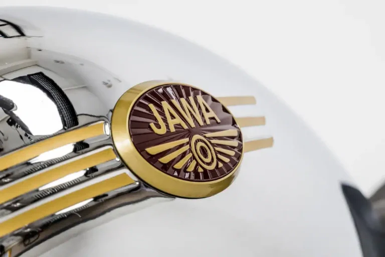 cette légende tchèque des années 50 revient par la grande porte jawa choisit la france pour relancer deux petites 350 néo rétro taillées pour le quotidien