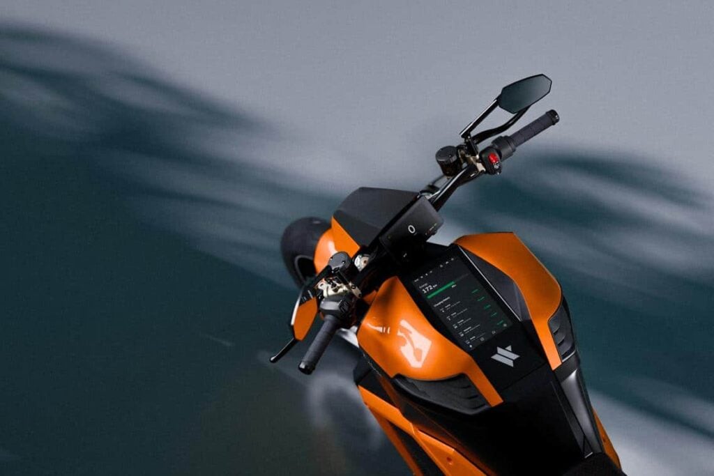 cette moto électrique tout droit sortie de la science fiction arrive en europe 11