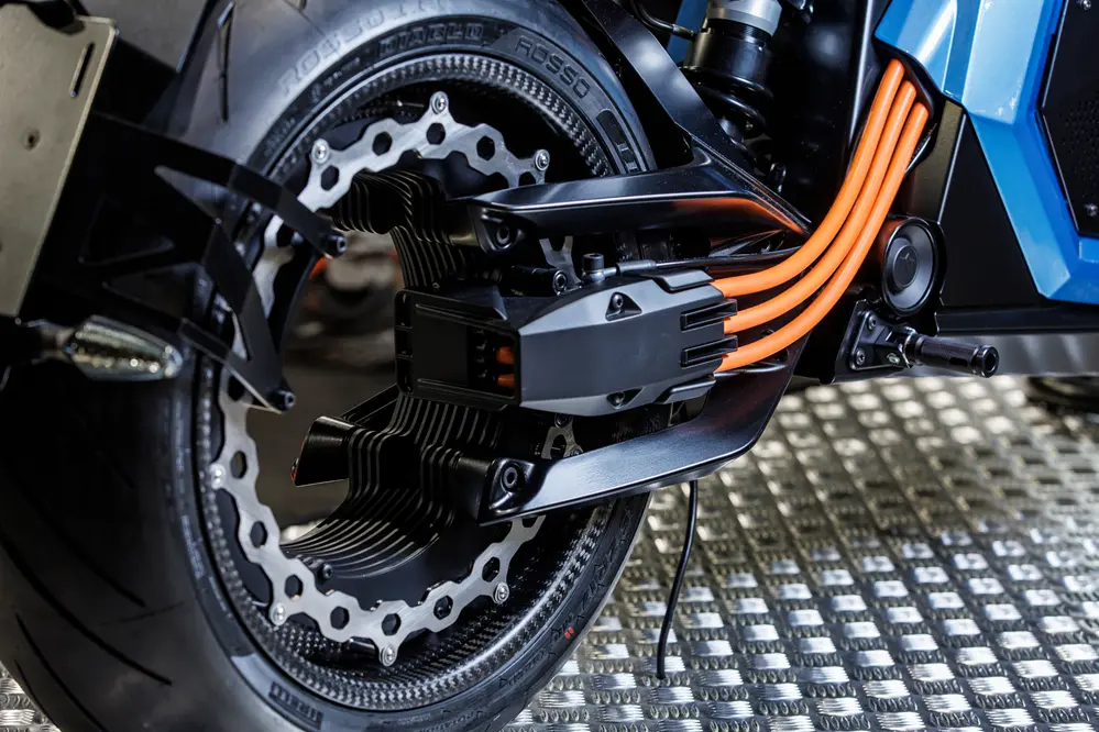 cette moto électrique tout droit sortie de la science fiction arrive en europe 14