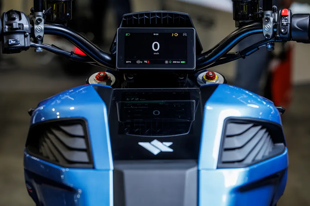 cette moto électrique tout droit sortie de la science fiction arrive en europe 15