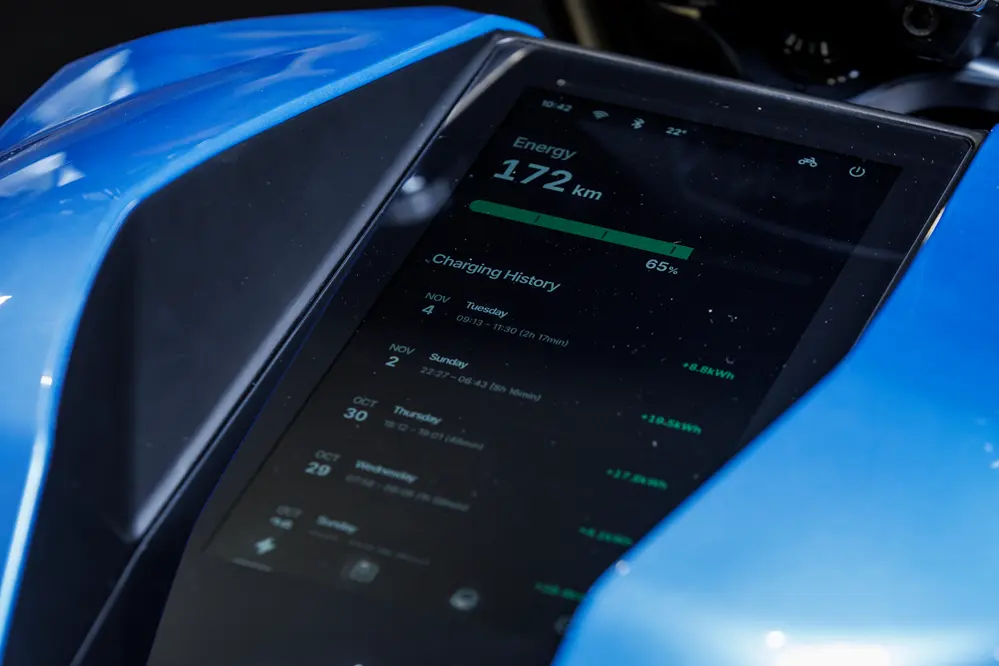 cette moto électrique tout droit sortie de la science fiction arrive en europe 16