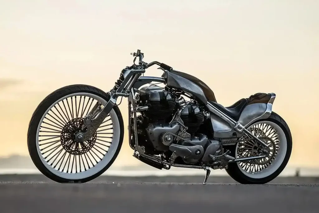 cette moto japonaise à double moteur royal enfield ressemble à une sculpture roulante un artisan l’a forgée comme un katana en mélangeant acier brut, bois précieux et démesure totale 1