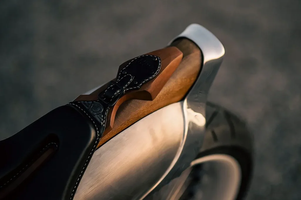 cette moto japonaise à double moteur royal enfield ressemble à une sculpture roulante un artisan l’a forgée comme un katana en mélangeant acier brut, bois précieux et démesure totale 10