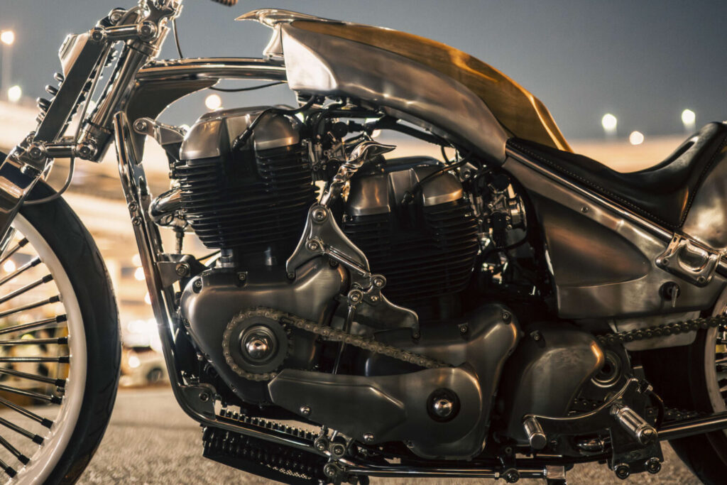 cette moto japonaise à double moteur royal enfield ressemble à une sculpture roulante un artisan l’a forgée comme un katana en mélangeant acier brut, bois précieux et démesure totale 11