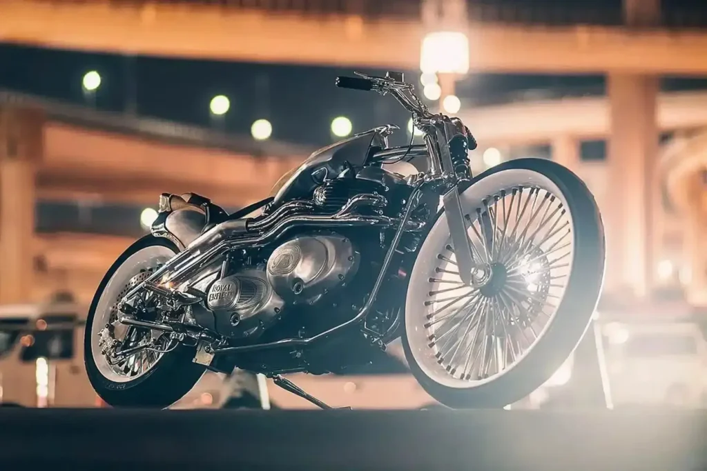 cette moto japonaise à double moteur royal enfield ressemble à une sculpture roulante un artisan l’a forgée comme un katana en mélangeant acier brut, bois précieux et démesure totale 2