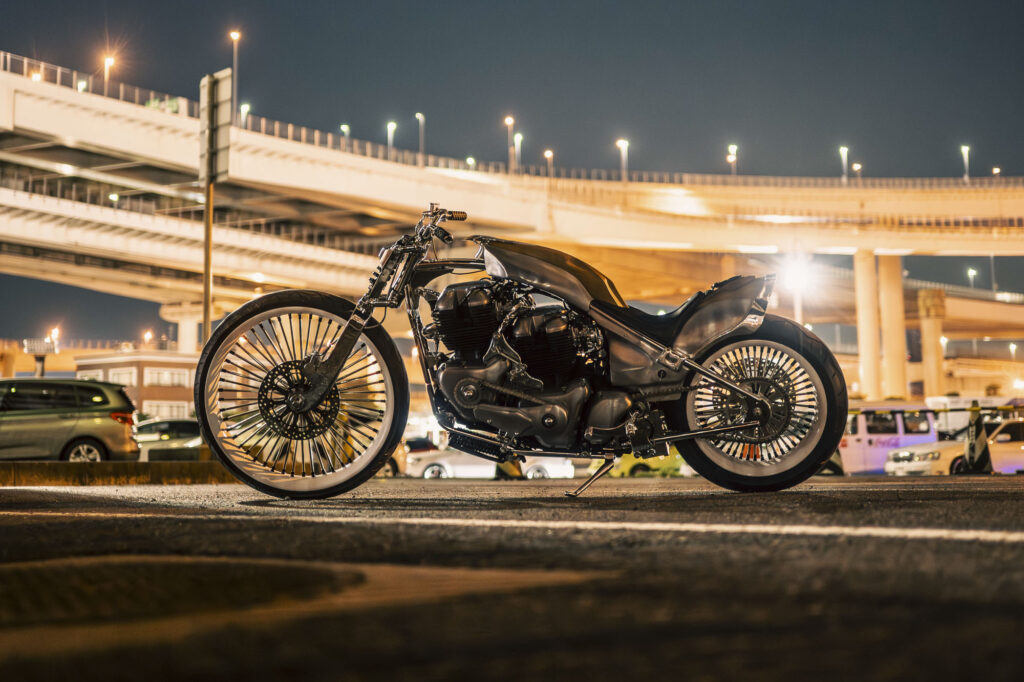 cette moto japonaise à double moteur royal enfield ressemble à une sculpture roulante un artisan l’a forgée comme un katana en mélangeant acier brut, bois précieux et démesure totale 3