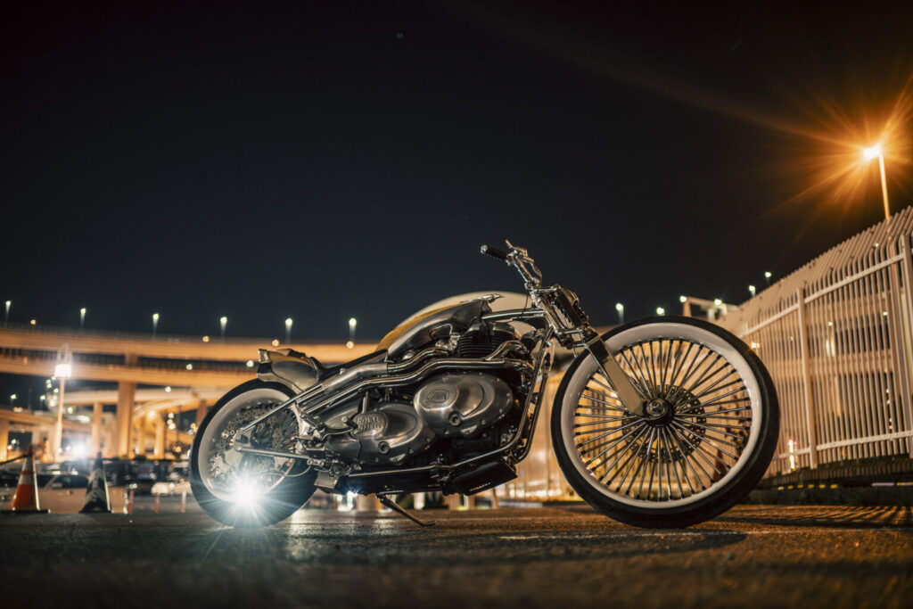 cette moto japonaise à double moteur royal enfield ressemble à une sculpture roulante un artisan l’a forgée comme un katana en mélangeant acier brut, bois précieux et démesure totale 4
