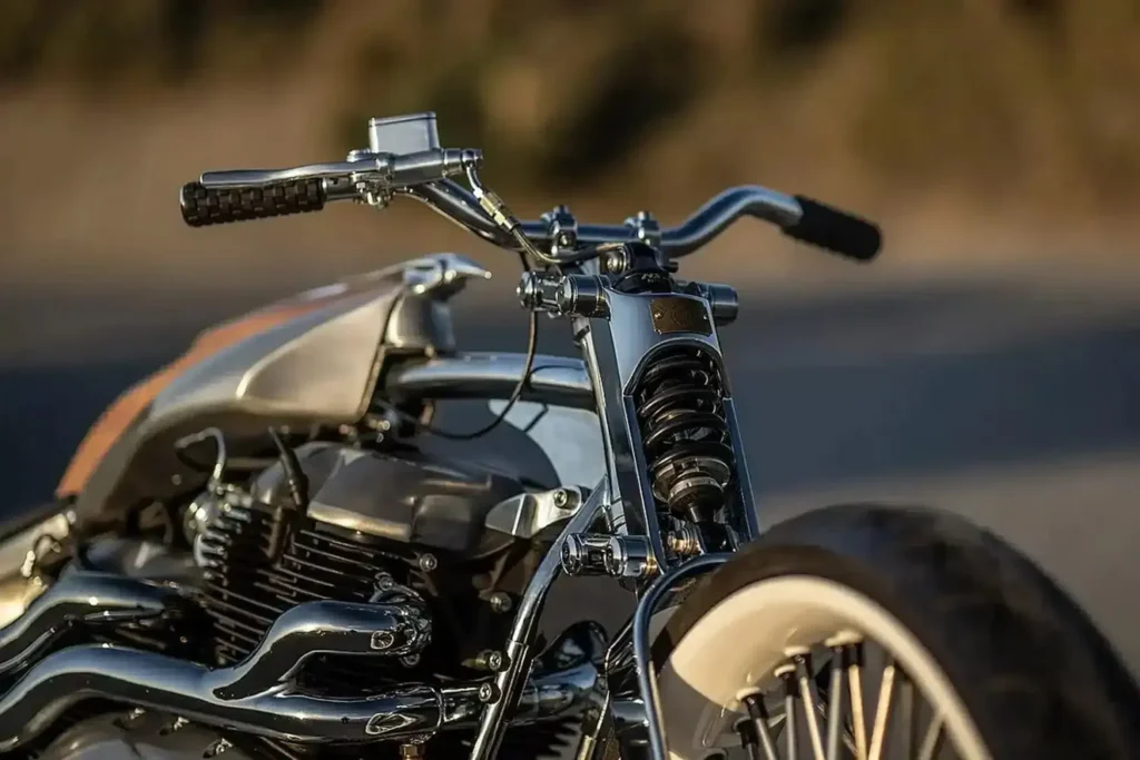 cette moto japonaise à double moteur royal enfield ressemble à une sculpture roulante un artisan l’a forgée comme un katana en mélangeant acier brut, bois précieux et démesure totale 5