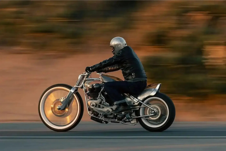 cette moto japonaise à double moteur royal enfield ressemble à une sculpture roulante un artisan l’a forgée comme un katana en mélangeant acier brut, bois précieux et démesure totale