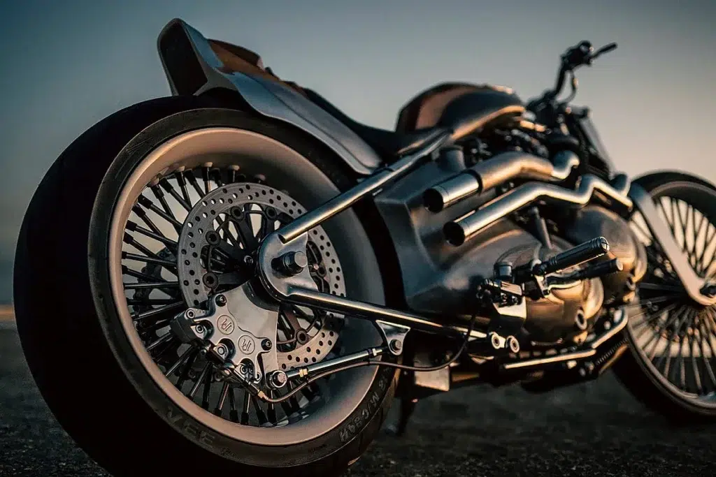 cette moto japonaise à double moteur royal enfield ressemble à une sculpture roulante un artisan l’a forgée comme un katana en mélangeant acier brut, bois précieux et démesure totale 8