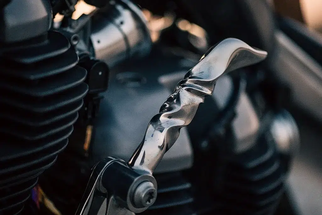 cette moto japonaise à double moteur royal enfield ressemble à une sculpture roulante un artisan l’a forgée comme un katana en mélangeant acier brut, bois précieux et démesure totale 9