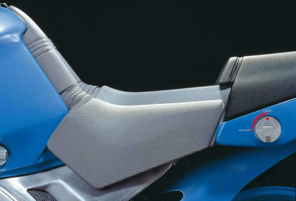 cette moto yamaha des années 80 s’adaptait au corps du pilote et pouvait filer à 300 kmh mais personne n’en a voulu 3