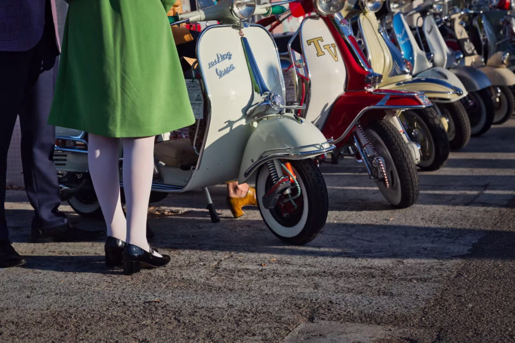 des vespas des années 40, 50 et 60, des lambretta et même des italjet goodwood prépare une parade anniversaire qui va faire tourner la tête aux nostalgiques 1