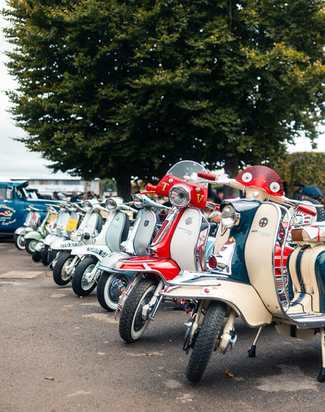 des vespas des années 40, 50 et 60, des lambretta et même des italjet goodwood prépare une parade anniversaire qui va faire tourner la tête aux nostalgiques 2