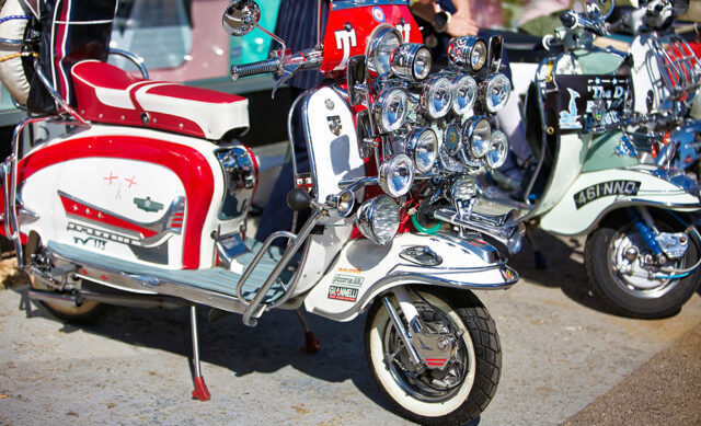 des vespas des années 40, 50 et 60, des lambretta et même des italjet goodwood prépare une parade anniversaire qui va faire tourner la tête aux nostalgiques 3