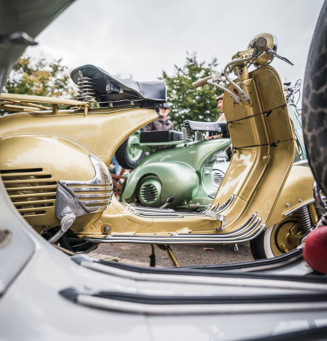 des vespas des années 40, 50 et 60, des lambretta et même des italjet goodwood prépare une parade anniversaire qui va faire tourner la tête aux nostalgiques 4