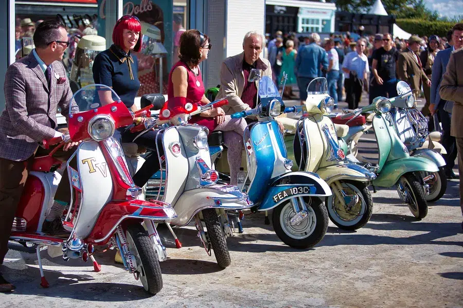 des vespas des années 40, 50 et 60, des lambretta et même des italjet goodwood prépare une parade anniversaire qui va faire tourner la tête aux nostalgiques 6