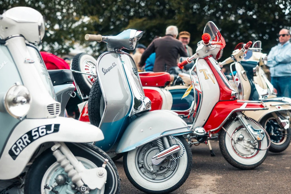 des vespas des années 40, 50 et 60, des lambretta et même des italjet goodwood prépare une parade anniversaire qui va faire tourner la tête aux nostalgiques