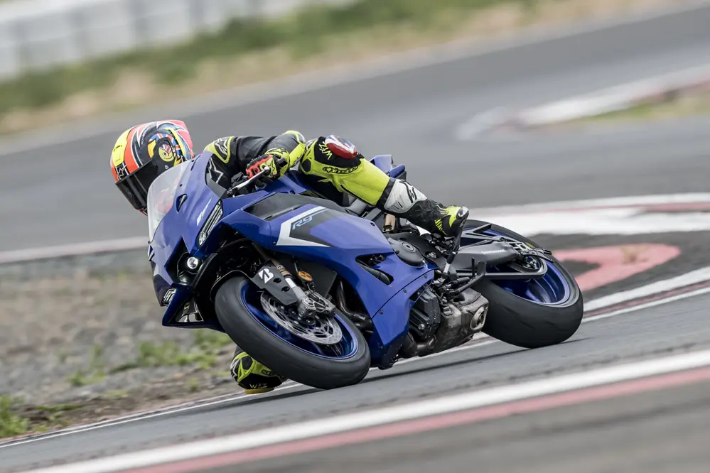 essence plutôt qu’électrique yamaha défie la tendance avec une nouvelle r1 plus radicale et une ténéré 3 cylindres taillée pour l’off road hardcore 1