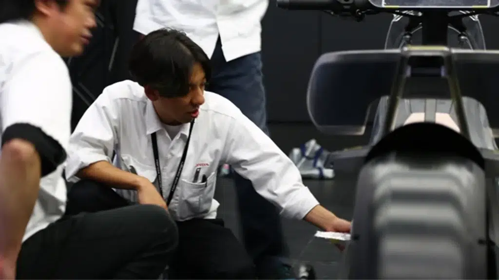 honda lance un pavé dans la mare avec cette moto électrique expérimentale qui veut changer la façon dont le pilote ressent chaque virage 19