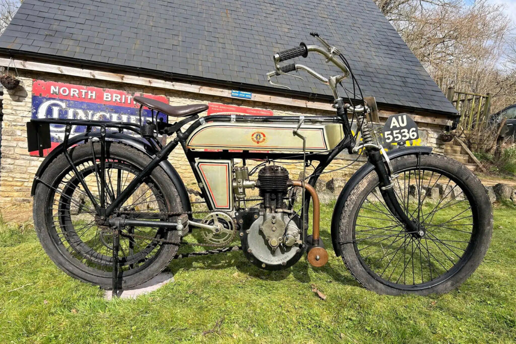 il ne restait qu’une moto comme celle ci sur terre la riley de 1904 d’une famille britannique a disparu en une nuit, et les voleurs viennent de signer le casse le plus absurde du siècle 1