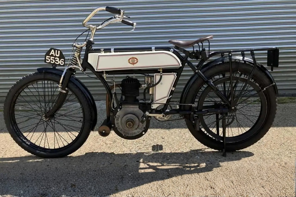 il ne restait qu’une moto comme celle ci sur terre la riley de 1904 d’une famille britannique a disparu en une nuit, et les voleurs viennent de signer le casse le plus absurde du siècle