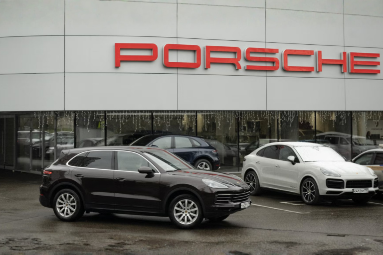 « il pourrait s’agir d’un acte délibéré » des centaines de porsche en russie transformées en statues de luxe, impossibles à démarrer ni même à ouvrir