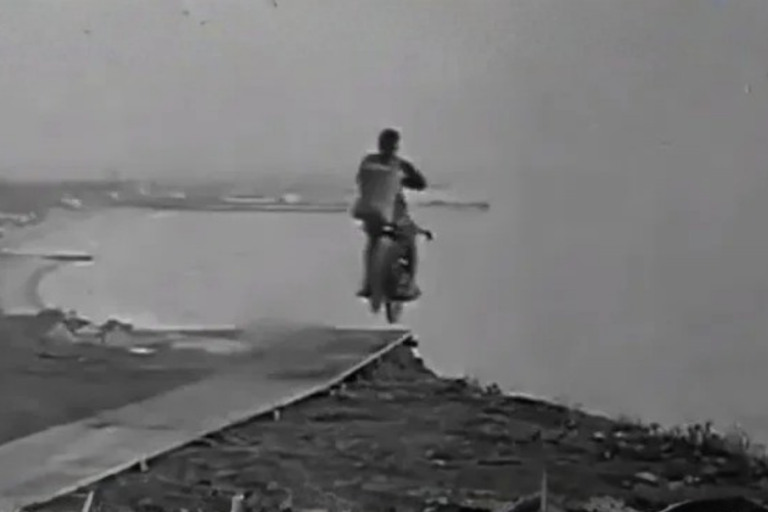 il y a près de 100 ans, un homme a sauté en parachute d'une moto pour battre un record et il a failli y laisser la vie