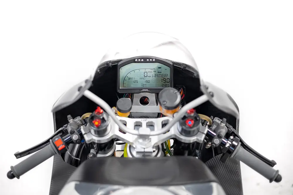 ils n’en ont construit que 25 dans le monde cette crighton cr700w de 220 ch, en état quasi neuf, est à vendre et elle accélère plus fort qu’une motogp 4