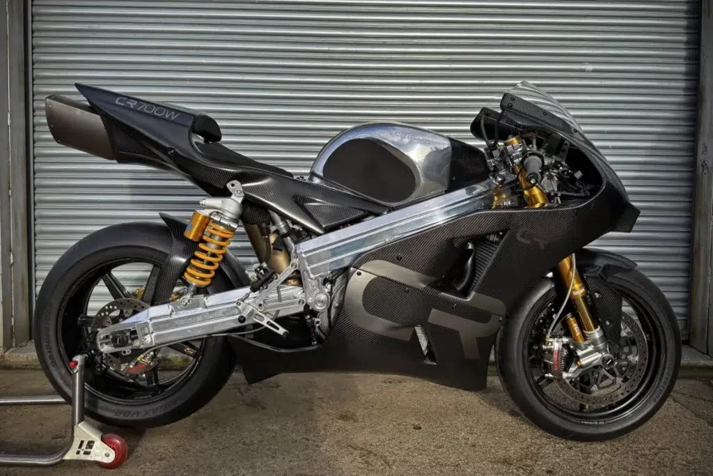 ils n’en ont construit que 25 dans le monde cette crighton cr700w de 220 ch, en état quasi neuf, est à vendre et elle accélère plus fort qu’une motogp 5