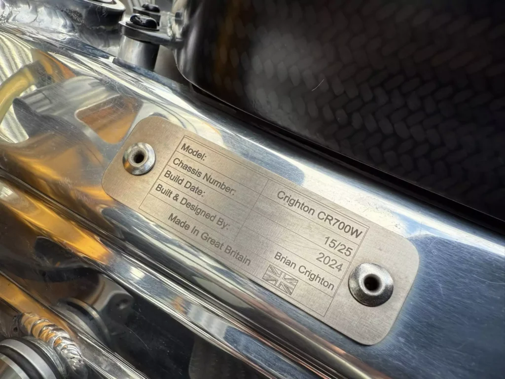 ils n’en ont construit que 25 dans le monde cette crighton cr700w de 220 ch, en état quasi neuf, est à vendre et elle accélère plus fort qu’une motogp 7