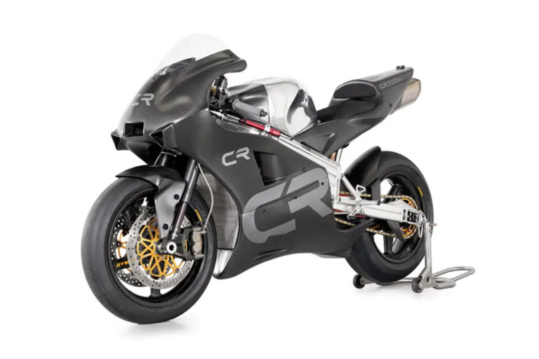 ils n’en ont construit que 25 dans le monde cette crighton cr700w de 220 ch, en état quasi neuf, est à vendre et elle accélère plus fort qu’une motogp