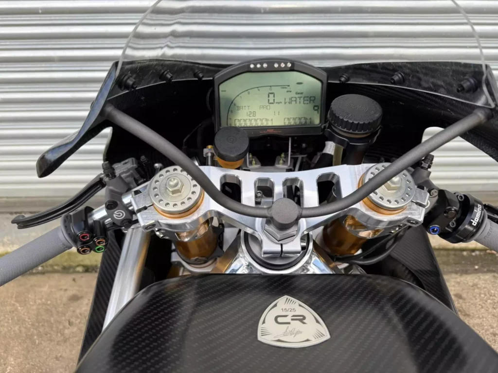 ils n’en ont construit que 25 dans le monde cette crighton cr700w de 220 ch, en état quasi neuf, est à vendre et elle accélère plus fort qu’une motogp 8