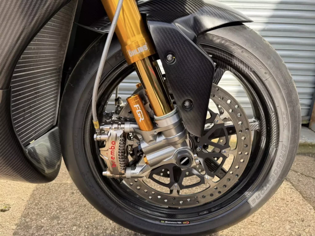 ils n’en ont construit que 25 dans le monde cette crighton cr700w de 220 ch, en état quasi neuf, est à vendre et elle accélère plus fort qu’une motogp 9