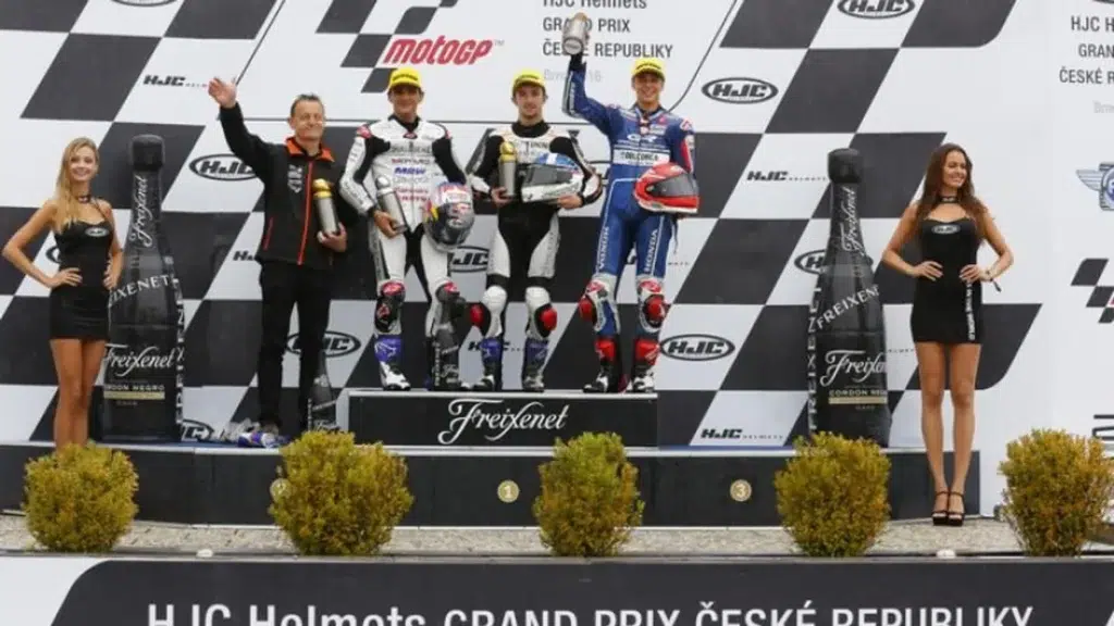 john mcphee a remporté sa première victoire en s’imposant sous la pluie à brno, devant jorge martín et fabio di giannantonio
