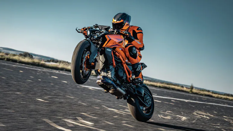 la “bête” passe un nouveau cap la 1390 super duke rr révélée par les documents officiels s’annonce comme la version la plus extrême jamais vue, taillée d’abord pour le chrono puis pour la route 4