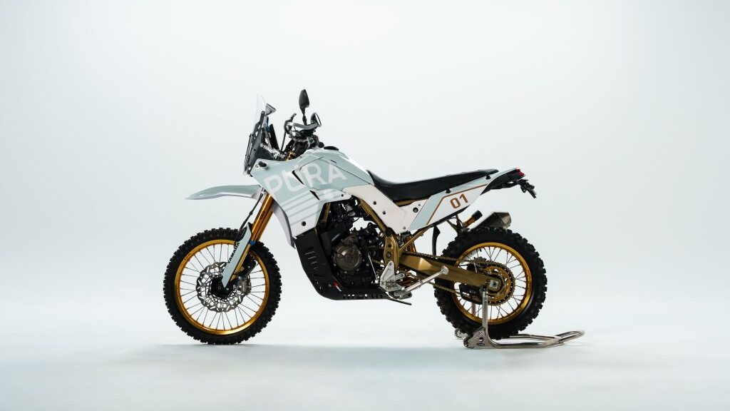 la moto d'aventure la plus bestiale au monde est cette yamaha ténéré très spéciale, préparée par un mécanicien légendaire du motogp 1