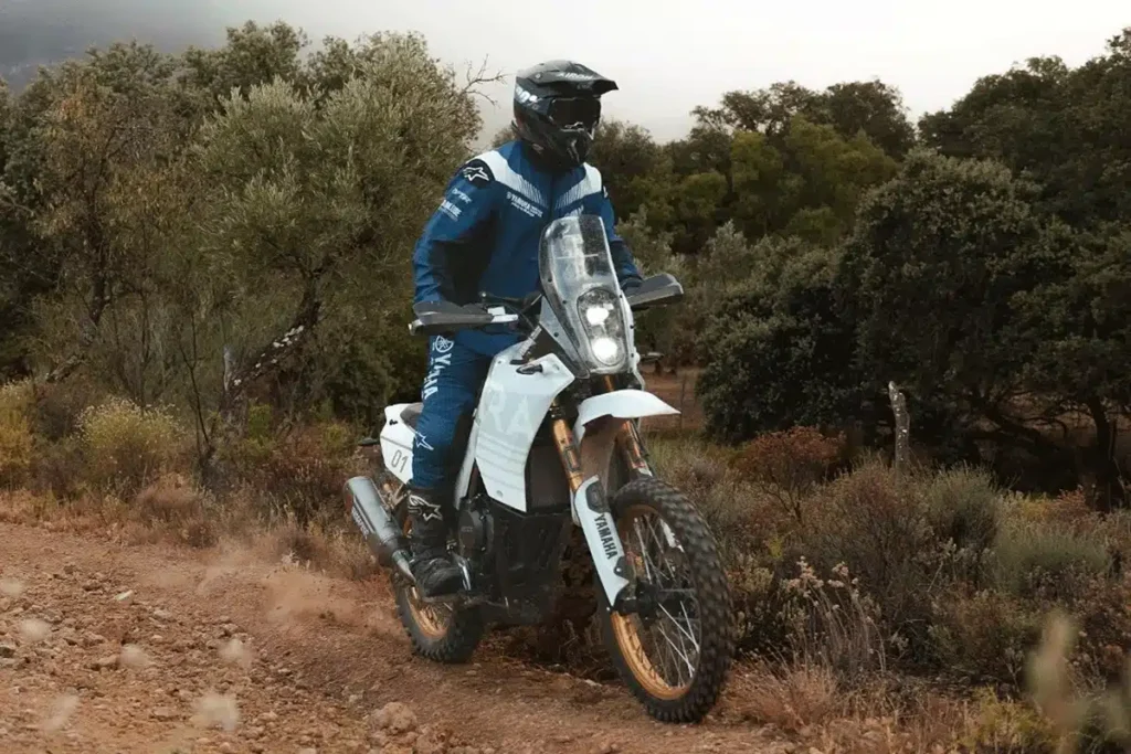 la moto d'aventure la plus bestiale au monde est cette yamaha ténéré très spéciale, préparée par un mécanicien légendaire du motogp 10
