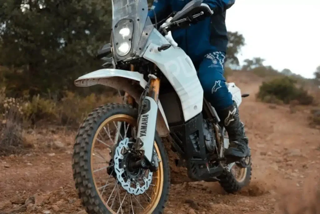 la moto d'aventure la plus bestiale au monde est cette yamaha ténéré très spéciale, préparée par un mécanicien légendaire du motogp 12