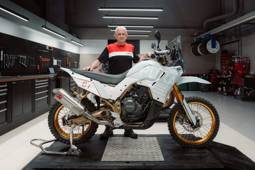la moto d'aventure la plus bestiale au monde est cette yamaha ténéré très spéciale, préparée par un mécanicien légendaire du motogp 3
