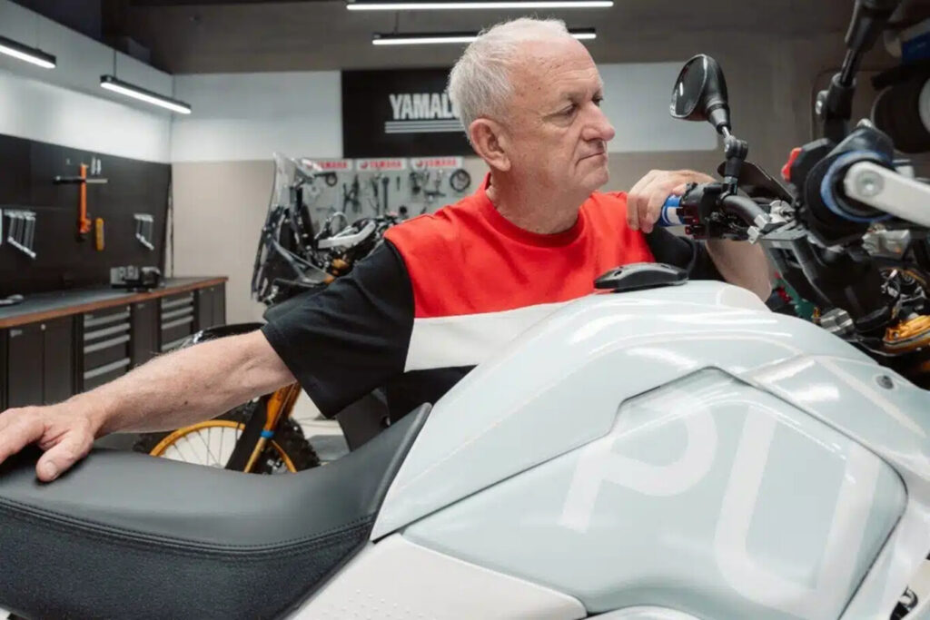 la moto d'aventure la plus bestiale au monde est cette yamaha ténéré très spéciale, préparée par un mécanicien légendaire du motogp 4